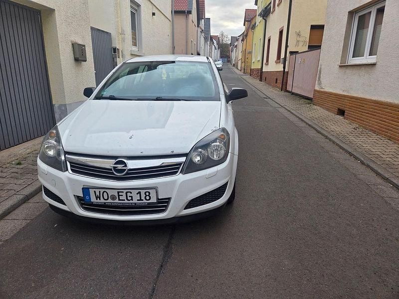 Second-hand Opel Astra 116 CP (85 kW) 2009 Alb Berlinǎ