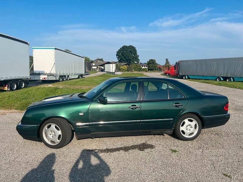 Grün Gebraucht 1999 Mercedes E240 Classic Kombi | 3.400 € (Teuer) - Bild 1/4