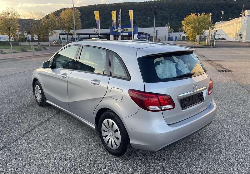 Gebraucht Mercedes B180 122 PS (89 kW) 2015 Silber Van / Kleinbus
