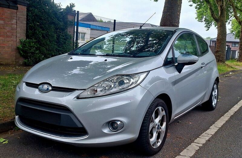 Silber Gebraucht 2009 Ford Fiesta Titanium Kleinwagen | 2.950 € (Fairer Preis) - Bild 1/2