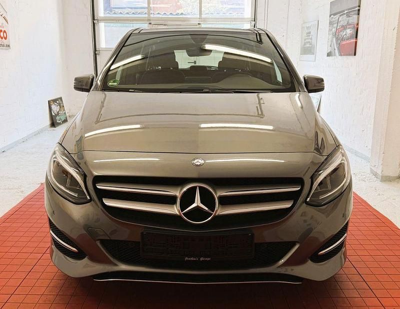 Gebraucht Mercedes B220 Style 177 PS (130 kW) 2016 Grau Van / Kleinbus