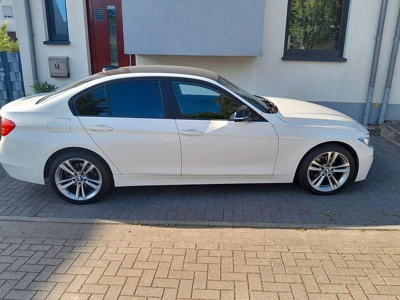 Weiß Gebraucht 2015 BMW 318 Sport Line Limousine | 9.999 € (Guter Preis) - Bild 1/4
