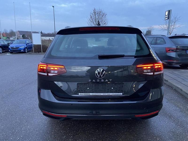 Gebraucht VW Passat 150 PS (110 kW) 2022 Grau Kombi