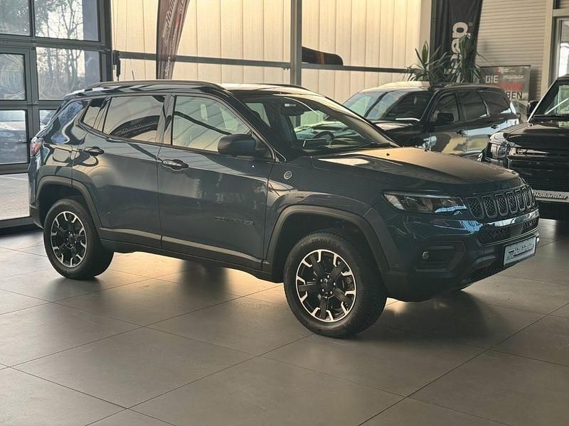 Gebraucht Jeep Compass Trailhawk 179 PS (131 kW) 2022 Blau SUV