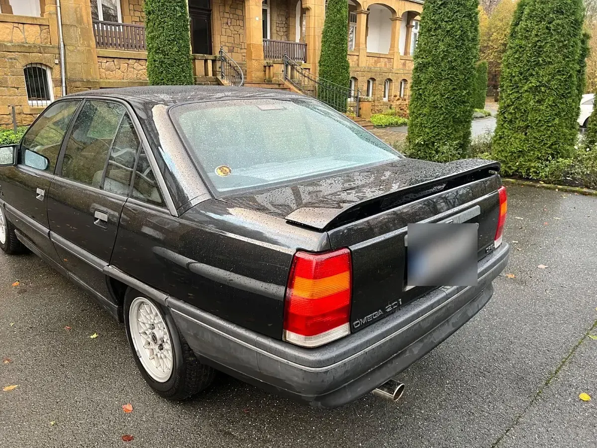 Gebraucht Opel Omega Edition 116 PS (85 kW) 1990 Schwarz Kombi