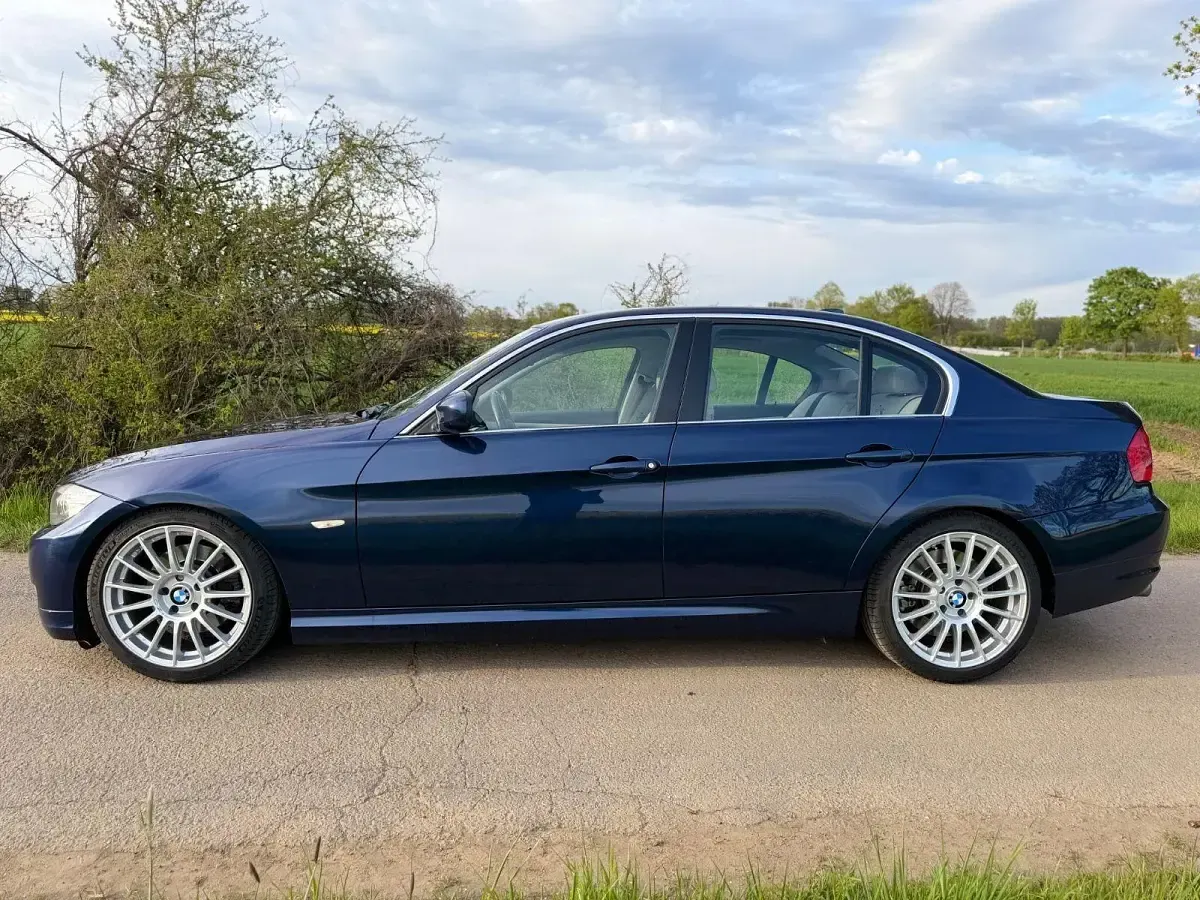 Używany BMW 330 Exclusive 245 KM (180 kW) 2011 Niebieski Sedan/Limuzyna