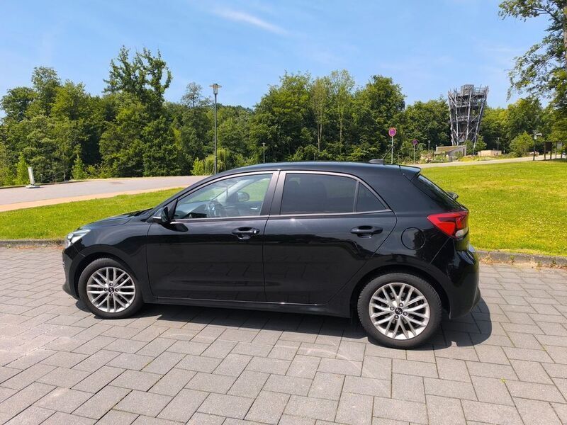 Schwarz Gebraucht 2017 Kia Rio DREAM-TEAM Edition Limousine | 10.000 € (Guter Preis) - Bild 1/4