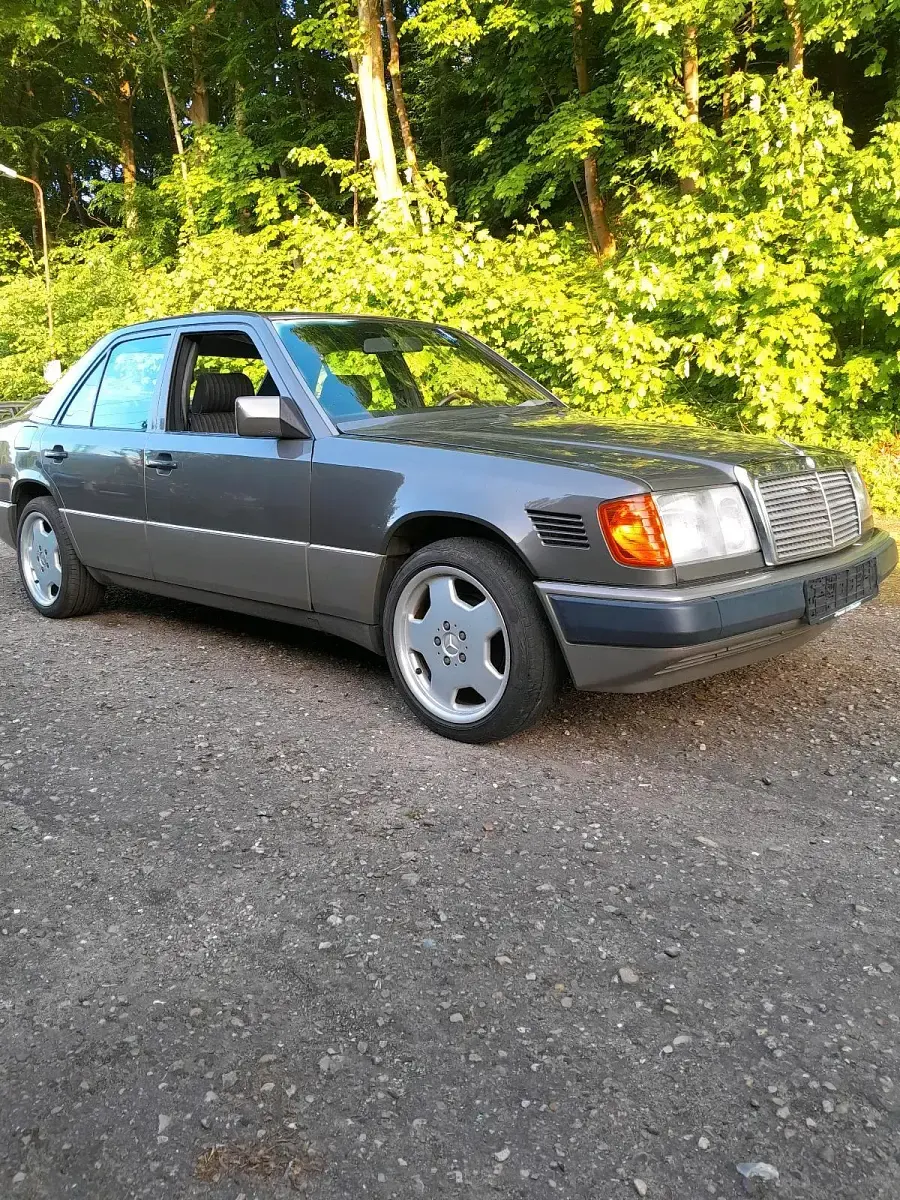 Używany Mercedes E300 146 KM (107 kW) 1990 Sedan/Limuzyna