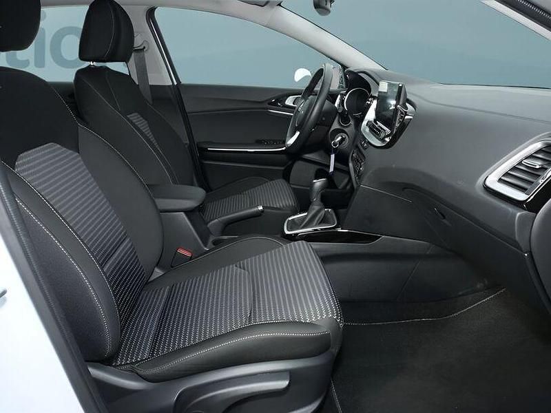 Gebraucht Kia Ceed 140 PS (102 kW) 2025 Weiss Kleinwagen