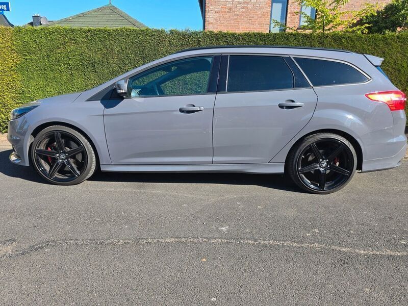 Grau Gebraucht 2018 Ford Focus ST Limousine | 15.990 € (Fairer Preis) - Bild 1/4