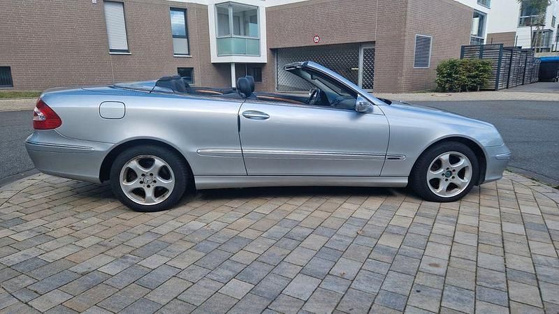 Silber Gebraucht 2004 Mercedes CLK320 Cabrio | 8.900 € (Fairer Preis) - Bild 1/4