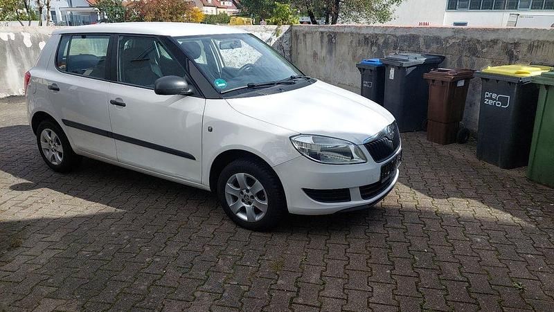Weiß Gebraucht 2014 Skoda Fabia Fresh Limousine | 3.500 € (Superpreis) - Bild 1/4