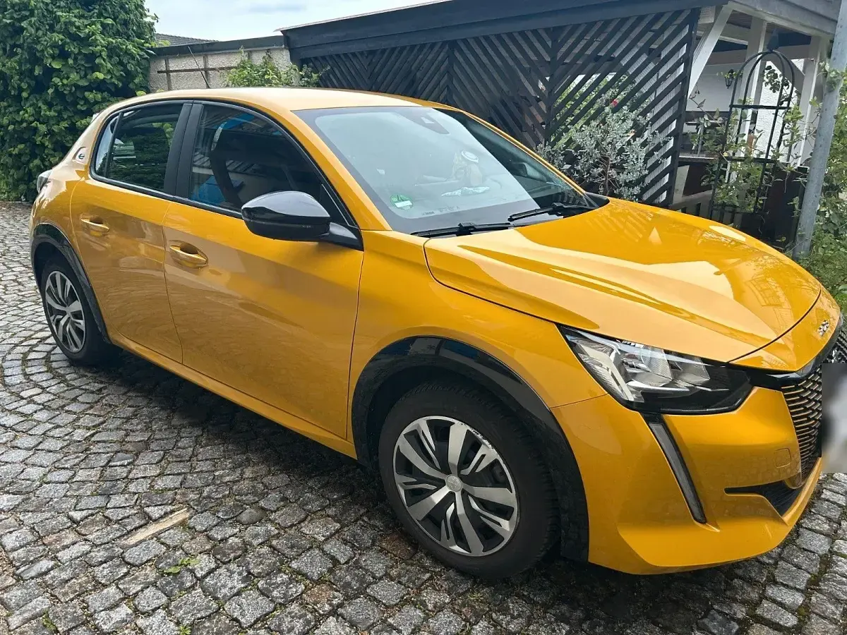 Gebraucht Peugeot e-208 Active 100 kW (136 PS) 2022 Gelb Kleinwagen
