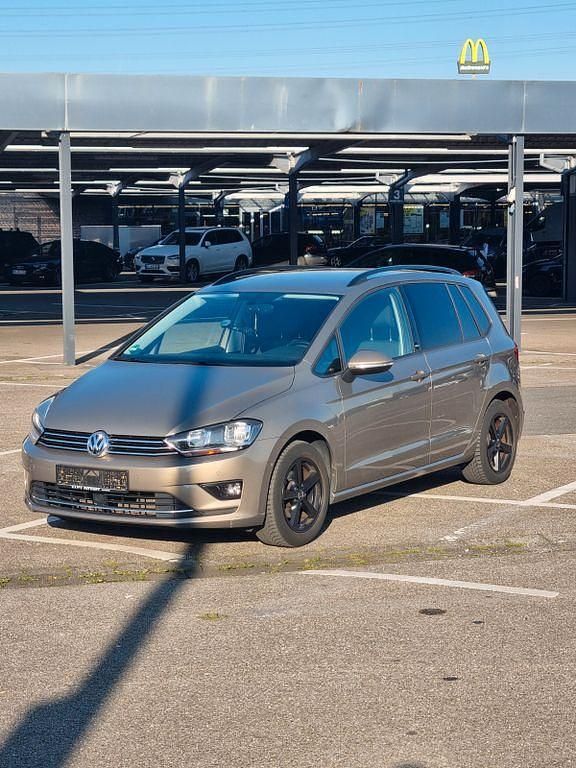 Beige Gebraucht 2017 VW Golf Sportsvan Sound Van / Kleinbus | 9.450 € (Superpreis) - Bild 1/4