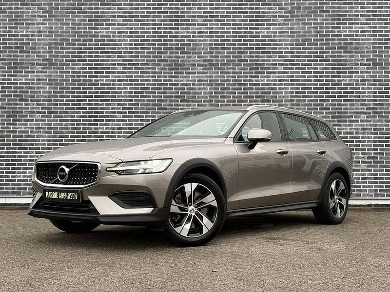 Grau Gebraucht 2019 Volvo V60 CC Pro Kombi | 29.450 € (Fairer Preis) - Bild 1/4