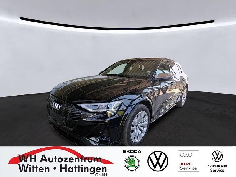 Mythosschwarz metallic Gebraucht 2022 Audi e-tron Ambiente SUV | 41.862 € (Superpreis) - Bild 1/3