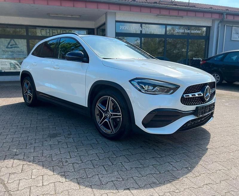 Weiß Gebraucht 2022 Mercedes GLA200 AMG line SUV | 32.500 € (Fairer Preis) - Bild 1/4