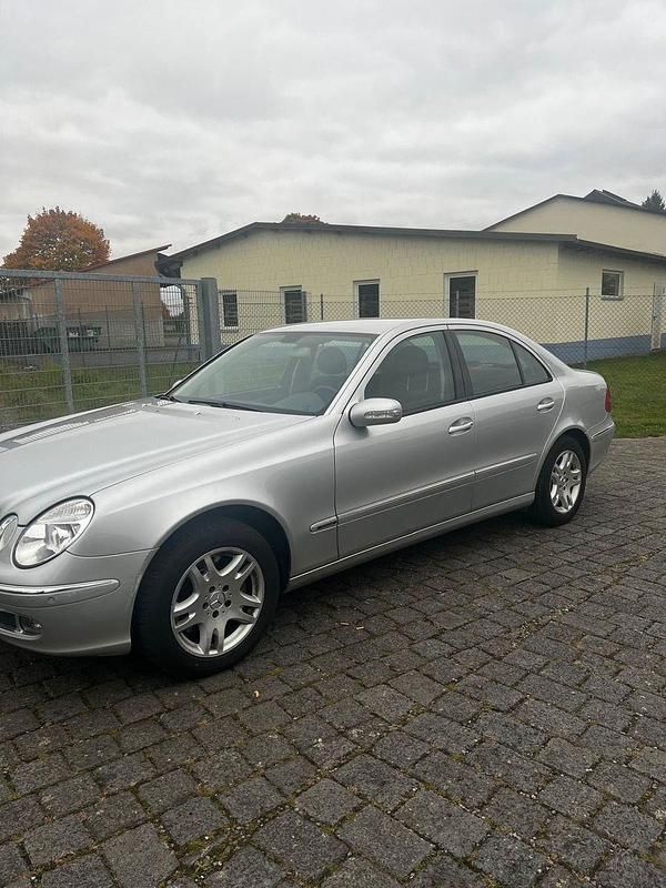 Silber Gebraucht 2005 Mercedes E350 Elegance Limousine | 3.999 € (Guter Preis) - Bild 1/4
