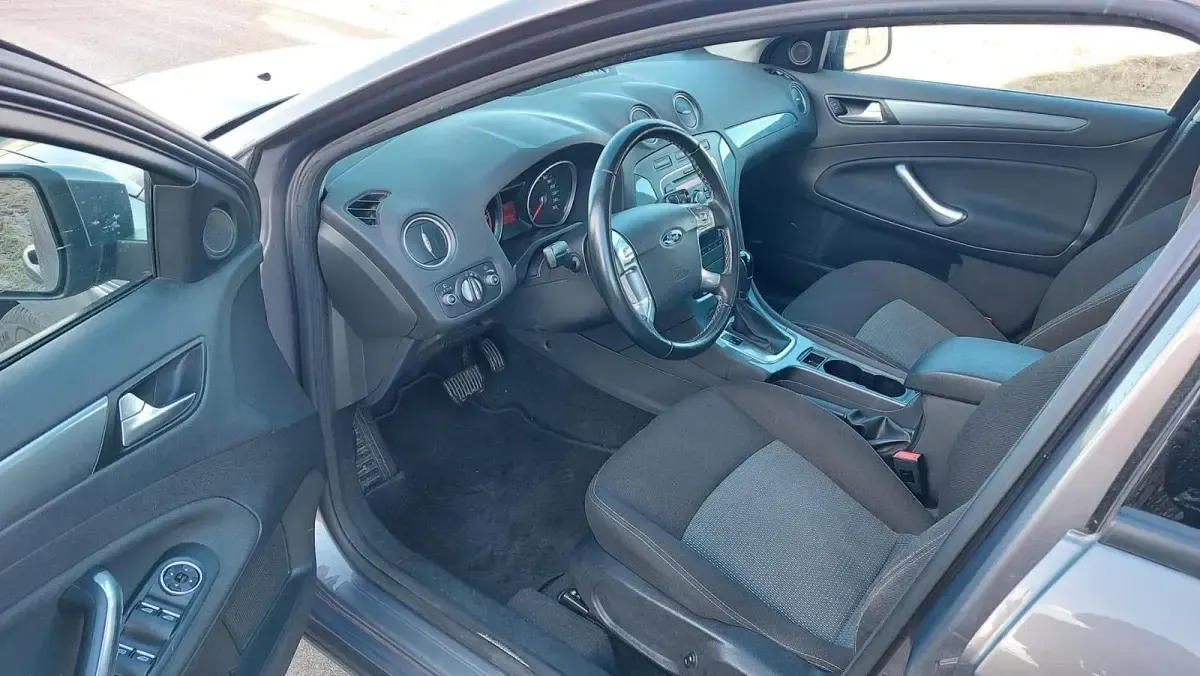 Gebraucht Ford Mondeo 140 PS (102 kW) 2011 Grau Kombi
