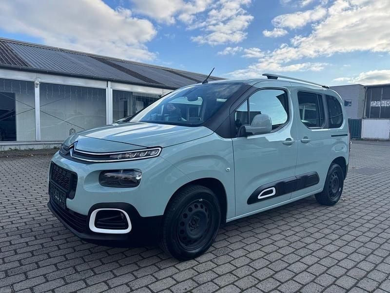 Grün Gebraucht 2019 Citroën Berlingo Feel Van / Kleinbus | 11.899 € (Fairer Preis) - Bild 1/4