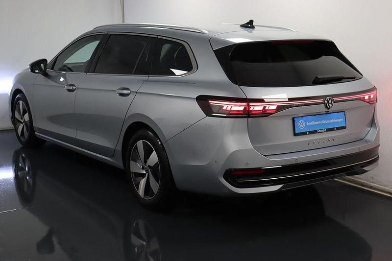 Gebraucht VW Passat Elegance 150 PS (110 kW) 2025 Oyster silver Kombi