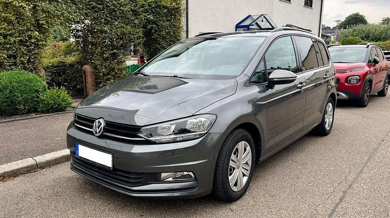 Grau Gebraucht 2017 VW Touran Trendline Van / Kleinbus | 15.200 € (Fairer Preis) - Bild 1/4