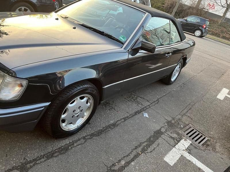 Schwarz Gebraucht 1994 Mercedes E220 Cabrio | 14.000 € - Bild 1/4