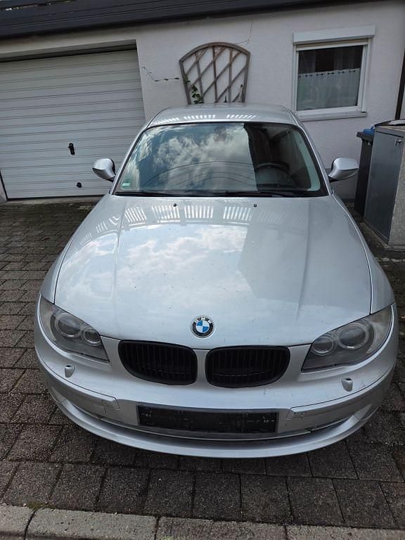 Silber Gebraucht 2011 BMW 116 Lifestyle Kleinwagen | 4.900 € (Fairer Preis) - Bild 1/4