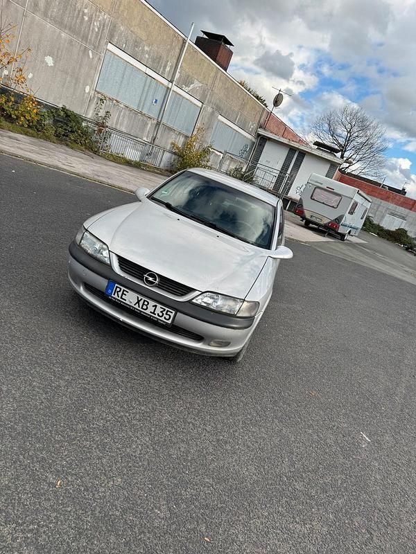Gebraucht Opel Vectra 100 PS (73 kW) 1998 Silber Limousine