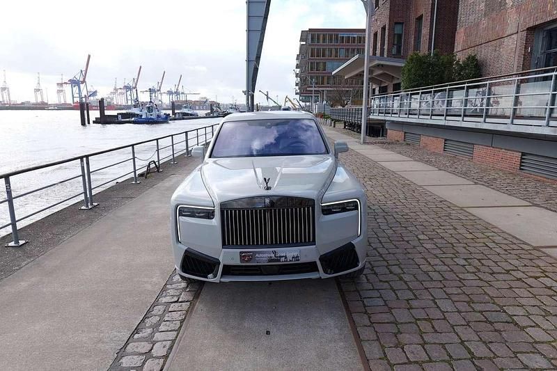 Neu Rolls Royce Cullinan 544 PS (400 kW) 2026 Crystal over selby grey SUV