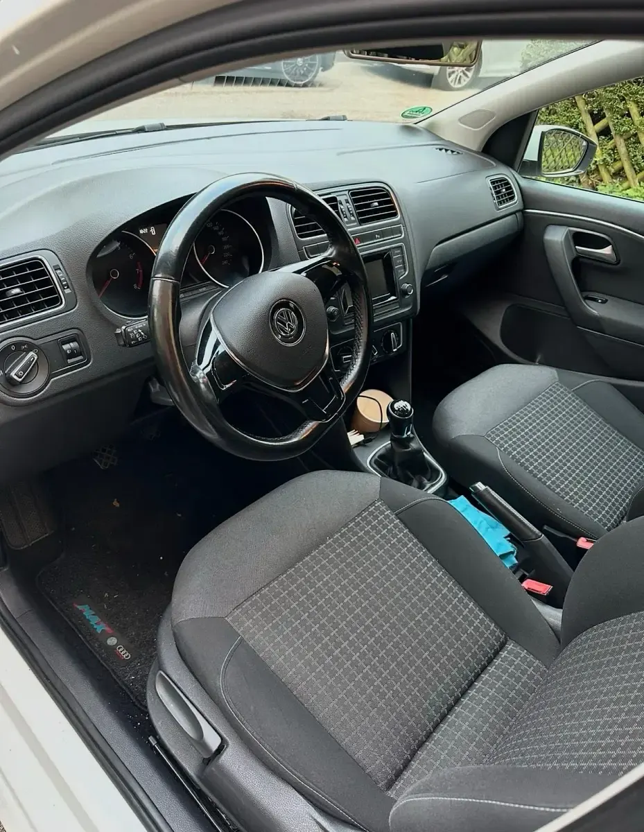 Używany VW Polo 90 KM (66 kW) 2015 Biały Sedan/Limuzyna