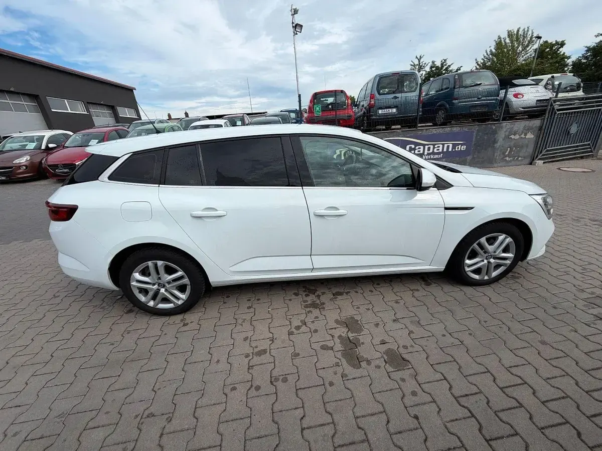 Gebraucht Renault Mégane GrandTour Play 132 PS (97 kW) 2018 Gletscherweiss Kombi
