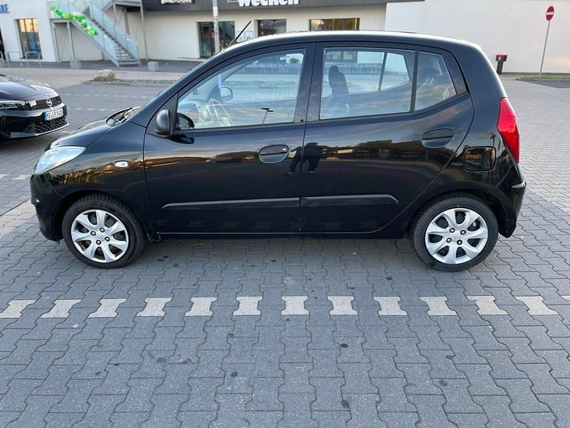 Schwarz Gebraucht 2012 Hyundai i10 Edition Kleinwagen | 2.900 € (Fairer Preis) - Bild 1/4