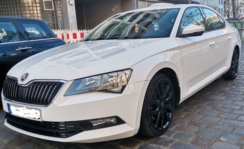 Weiß Gebraucht 2018 Skoda Superb Premium Edition Limousine | 16.300 € (Guter Preis) - Bild 1/4