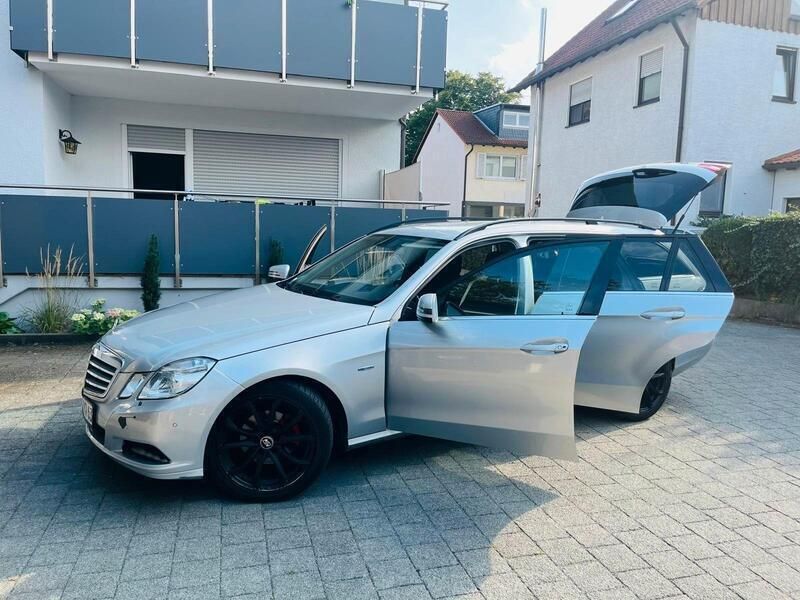 Grau Gebraucht 2012 Mercedes E220 Kombi | 3.700 € - Bild 1/4