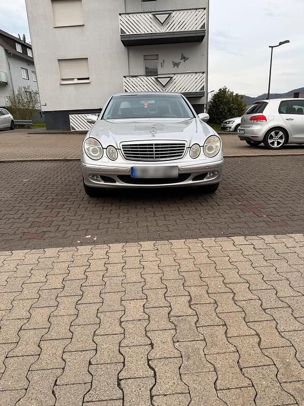 Second-hand Mercedes E240 177 CP (130 kW) 2002 Argintiu Berlinǎ