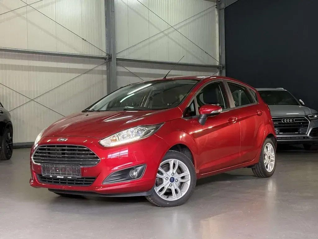 Gebraucht Ford Fiesta Trend 101 PS (74 kW) 2015 Candyrot metallic Kleinwagen