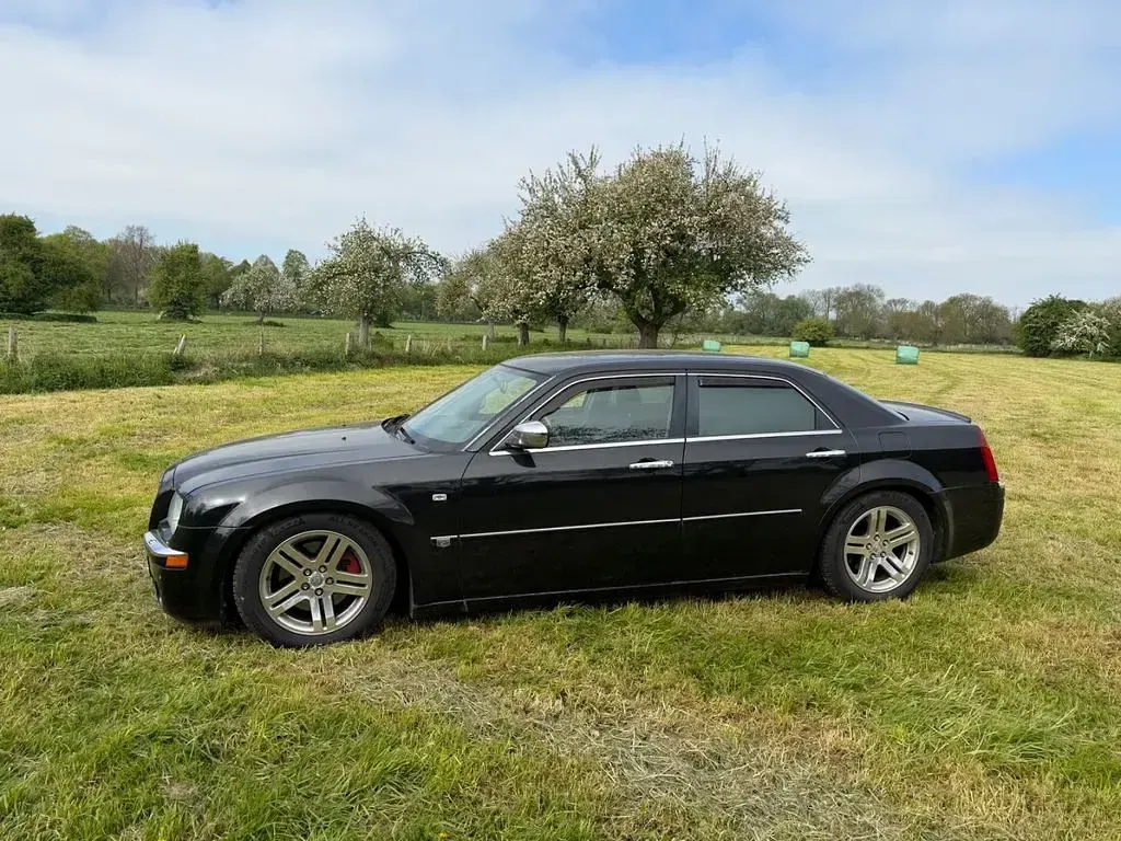Second-hand Chrysler 300C 340 CP (250 kW) 2004 Negru Berlinǎ