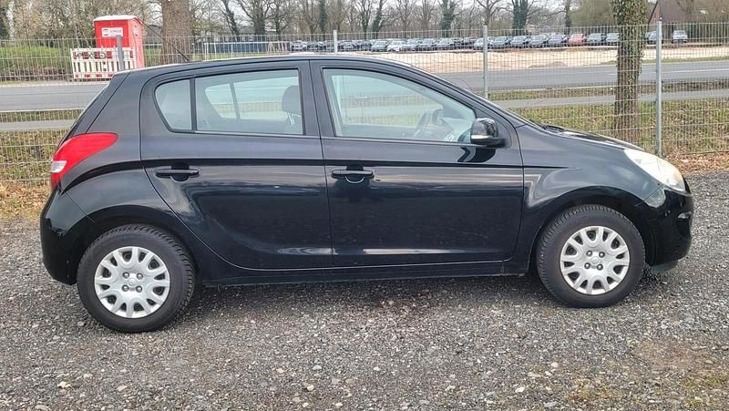 Gebraucht Hyundai i20 Edition 77 PS (56 kW) 2012 Schwarz Kleinwagen