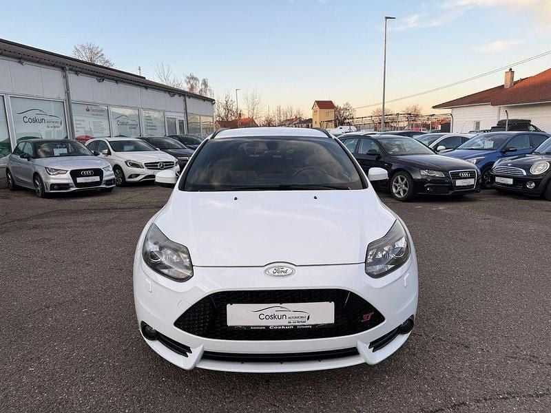 Gebraucht Ford Focus Sport 250 PS (183 kW) 2014 Weiß Kombi