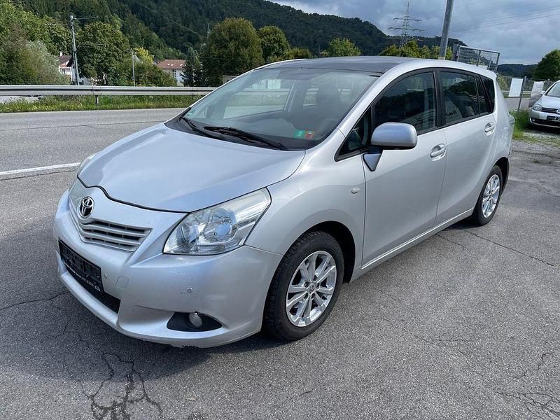 Silber Gebraucht 2010 Toyota Verso Life Van / Kleinbus | 2.499 € (Fairer Preis) - Bild 1/4