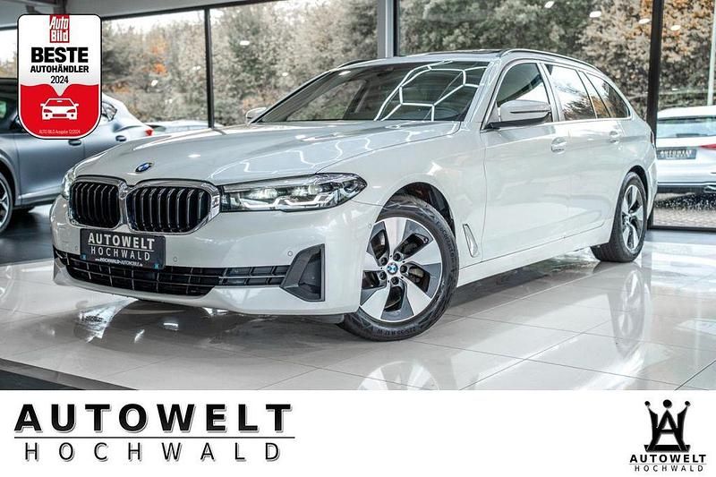 Weiß Gebraucht 2021 BMW 520 Sport Line Kombi | 26.980 € (Fairer Preis) - Bild 1/4