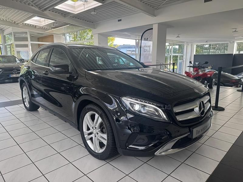 Gebraucht Mercedes GLA180 122 PS (89 kW) 2015 Metalliclack kosmosschwarz SUV