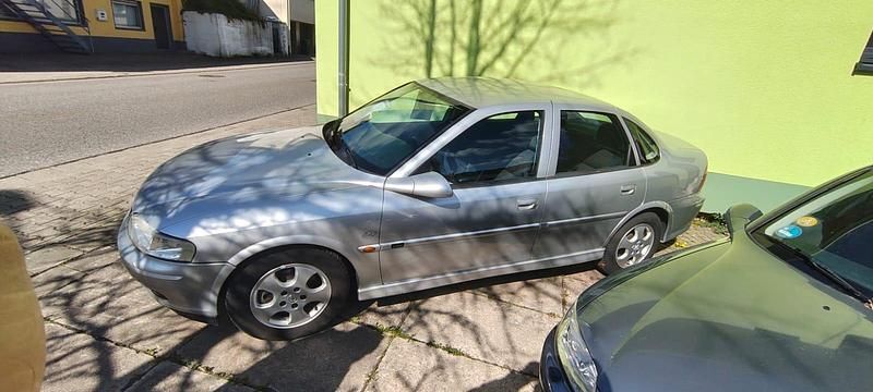 Second-hand Opel Vectra 101 CP (74 kW) 2000 Bej Berlinǎ