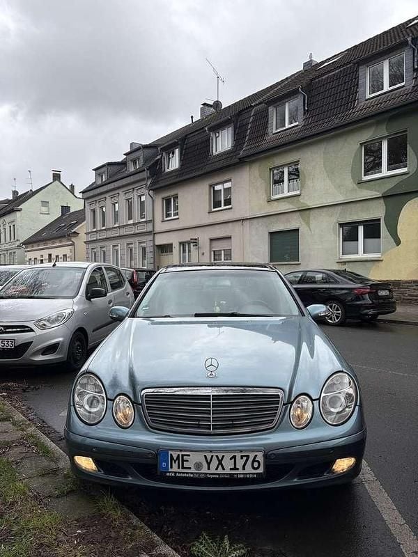 Gebraucht Mercedes E220 Classic 150 PS (110 kW) 2002 Limousine