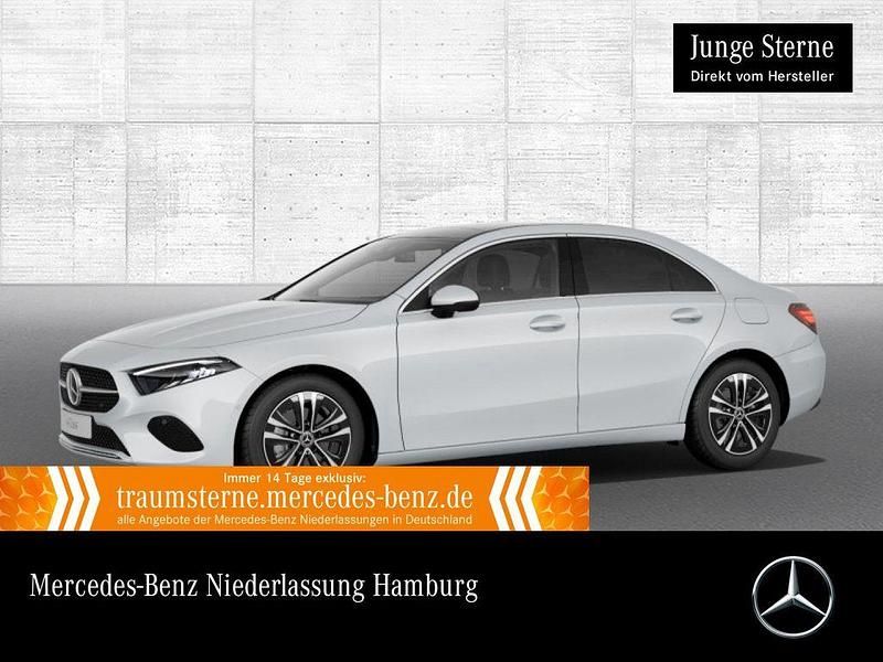 Weiß Gebraucht 2023 Mercedes A200 Progressive Limousine | 32.490 € (Etwas zu teuer) - Bild 1/4