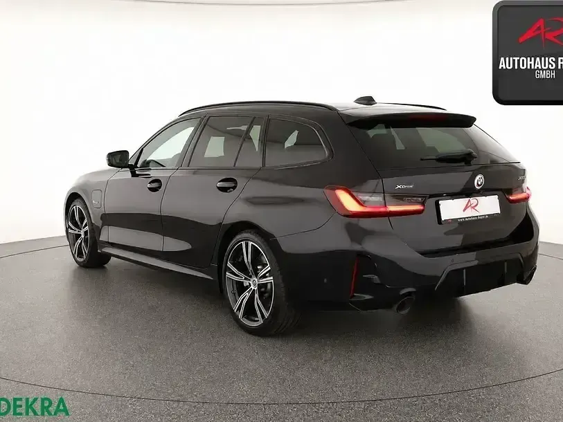 Gebraucht BMW 320e M Sport 204 PS (150 kW) 2022 Black sapphire Kombi