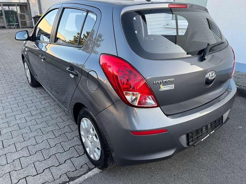 Gebraucht Hyundai i20 Edition 86 PS (63 kW) 2014 Star dust / met Kleinwagen