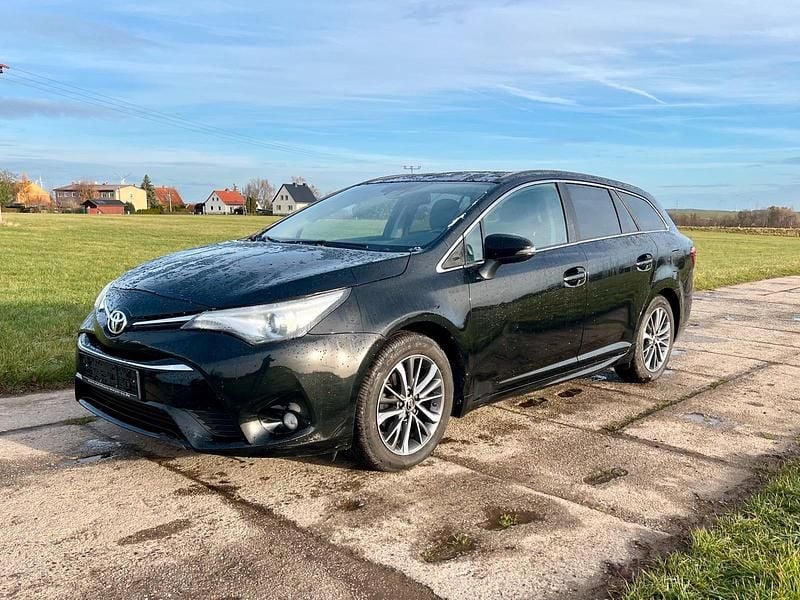 Schwarz Gebraucht 2016 Toyota Avensis Kombi | 11.900 € (Superpreis) - Bild 1/4