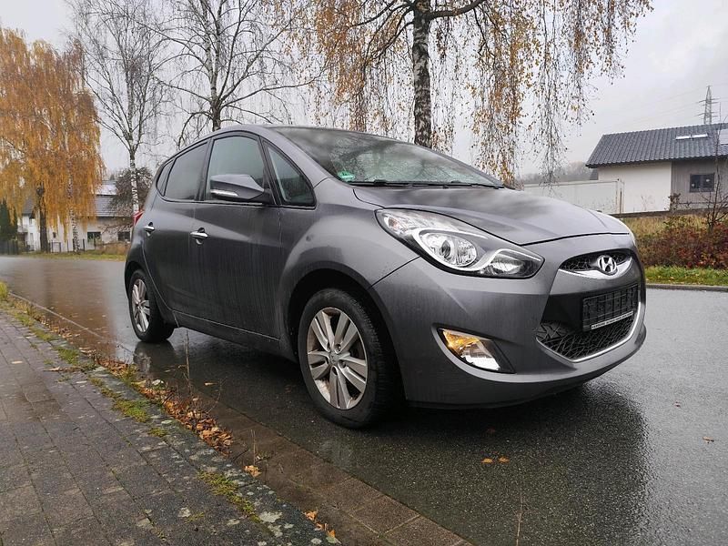 Grau Gebraucht 2011 Hyundai ix20 Kleinwagen | 5.200 € (Fairer Preis) - Bild 1/4